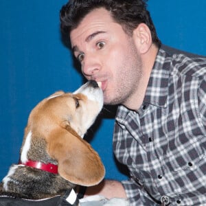 Michaël Youn et le chien Lucky au photocall du film "Lucky" lors de la 23ème édition du festival international du film de comédie l'Alpe d'Huez, le 17 janvier 2020. © Cyril Moreau/Bestimage