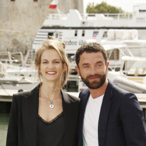 Guillaume Gouix et Margot Bancilhon au photocall du film "L'invitation" lors du Festival de la Fiction de La Rochelle. Le 18 septembre 2021 © Christophe Aubert via Bestimage