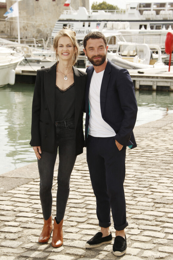 Guillaume Gouix et Margot Bancilhon au photocall du film "L'invitation" lors du Festival de la Fiction de La Rochelle. Le 18 septembre 2021 © Christophe Aubert via Bestimage