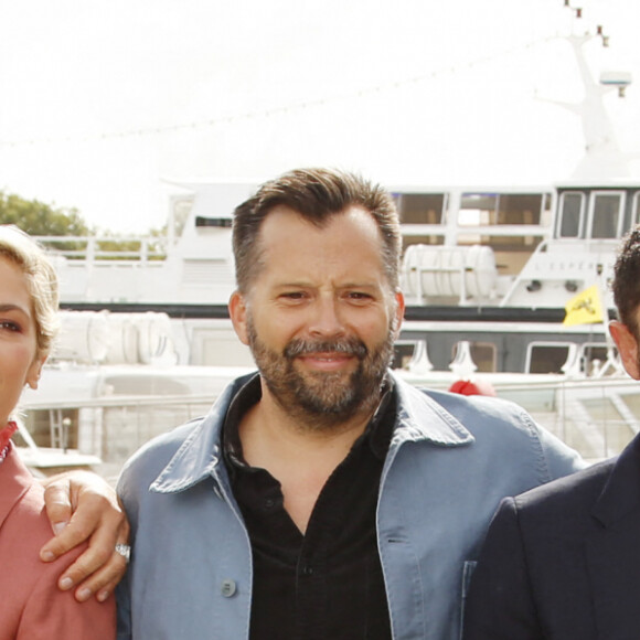 Hubert Delattre, Alysson Paradis, le réalisateur Fred Grivois, Guillaume Gouix et Margot Bancilhon au photocall du film "L'invitation" lors du Festival de la Fiction de La Rochelle. Le 18 septembre 2021 © Christophe Aubert via Bestimage