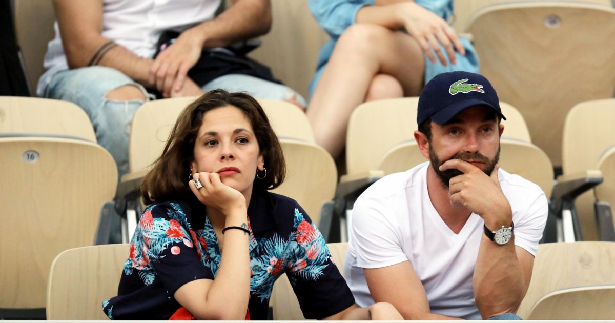 Alysson Paradis et son compagnon Guillaume Gouix dans les tribunes lors des internationaux de Alysson Paradis et son compagnon Guillaume Gouix dans les tribunes lors des internationaux de