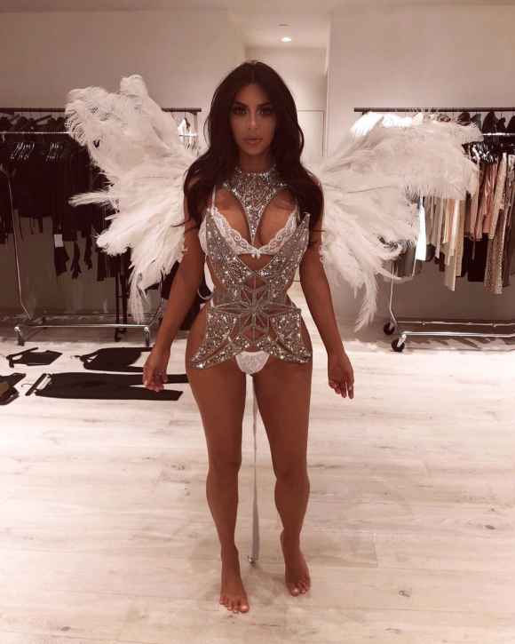 Kim Kardashian déguisée en égérie de Victoria's Secret pour Halloween. Octobre 2018.