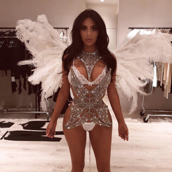 Kim Kardashian déguisée en égérie de Victoria's Secret pour Halloween. Octobre 2018.
