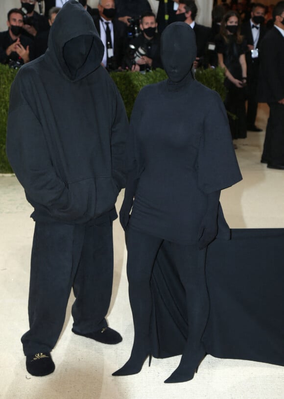 Demna Gvasalia et Kim Kardashian assistent au Met Gala 2021 consacré à l'exposition "Celebrating In America: A Lexicon Of Fashion" au Metropolitan Museum of Art. New York, le 13 septembre 2021.