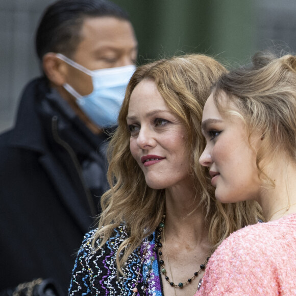 Vanessa Paradis et sa fille Lily-Rose Depp - Photocall du défilé de mode prêt-à-porter printemps-été 2021 "Chanel" au Grand Palais à Paris. Le 6 octobre 2020. © Olivier Borde / Bestimage