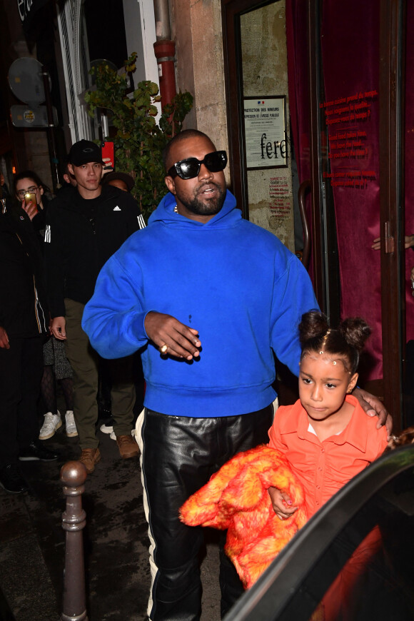 Kanye West, Kim Kardashian et sa soeur Kourtney emmènent leurs filles North West et Penelope Disick, faire un tour de carrousel au pied de la tour Eiffel après un dîner au restaurant "Ferdi".