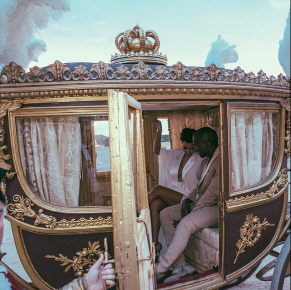 Kim Kardashian et Kanye West arrivent en carrosse au château de Versailles. Le 23 mai 2014.