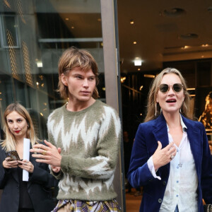 Kate Moss et Jordan Barrett - People à la sortie du défilé Richard Quinn au Londoner à Londres le 21 septembre 2021