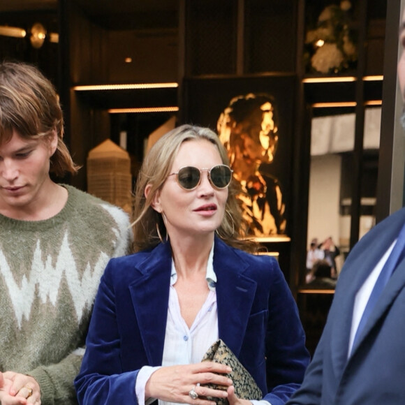Kate Moss et Jordan Barrett - People à la sortie du défilé Richard Quinn au Londoner à Londres le 21 septembre 2021