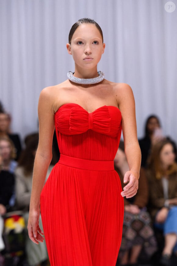 Lila Grace Moss (fille de Kate Moss) au défilé Richard Quinn, à la Fashion Week de Londres, le 21 septembre 2021.