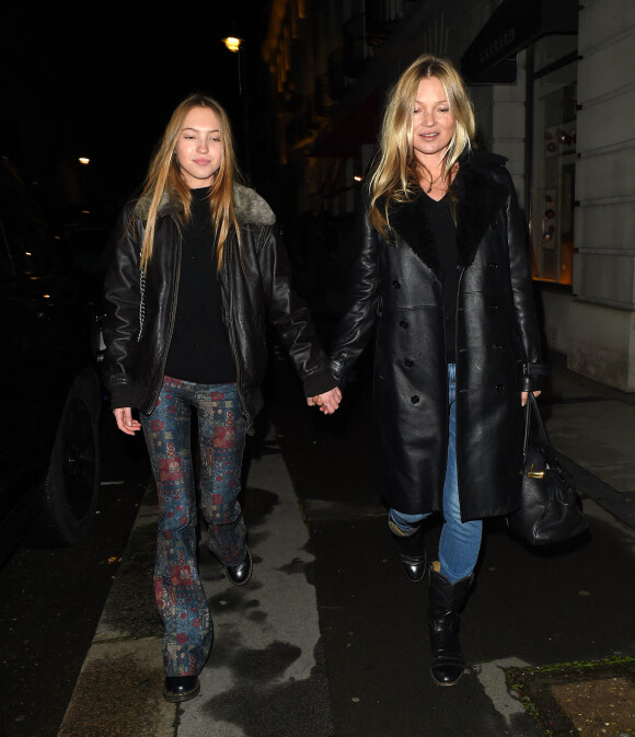 Kate Moss et sa fille Lila Grace à Londres le 4 décembre 2020.