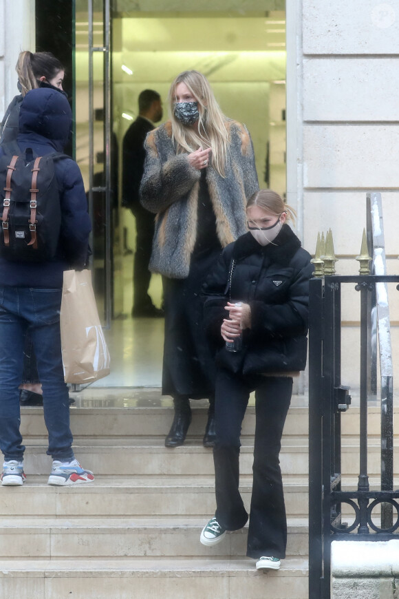 Exclusif - Kate Moss, accompagnée de sa fille Lila Grace Moss-Hack, s'offre une virée shopping dans la boutique Saint Laurent à Paris, France, le 16 janvier 2021.