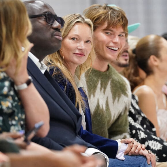 Kate Moss soutient sa fille Lila Grace au défilé Richard Quinn au Londoner à Londres.