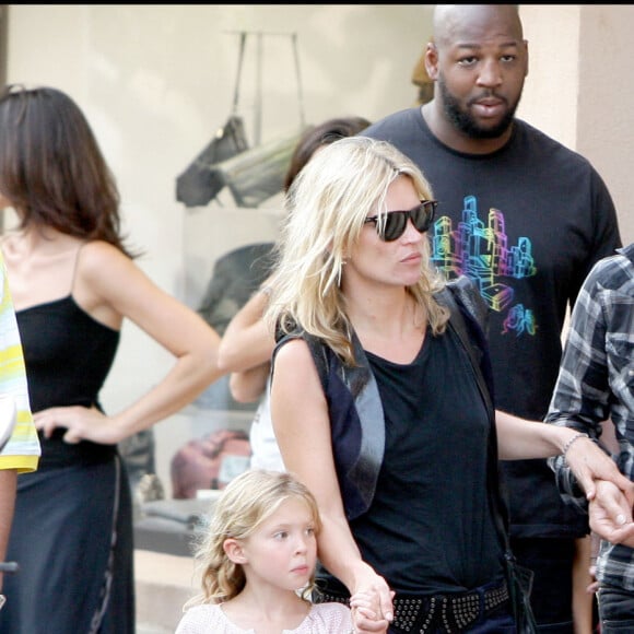 Kate Moss et sa fille Lila Grace, avec Jamie Hince, à Saint-Tropez en 2009. 