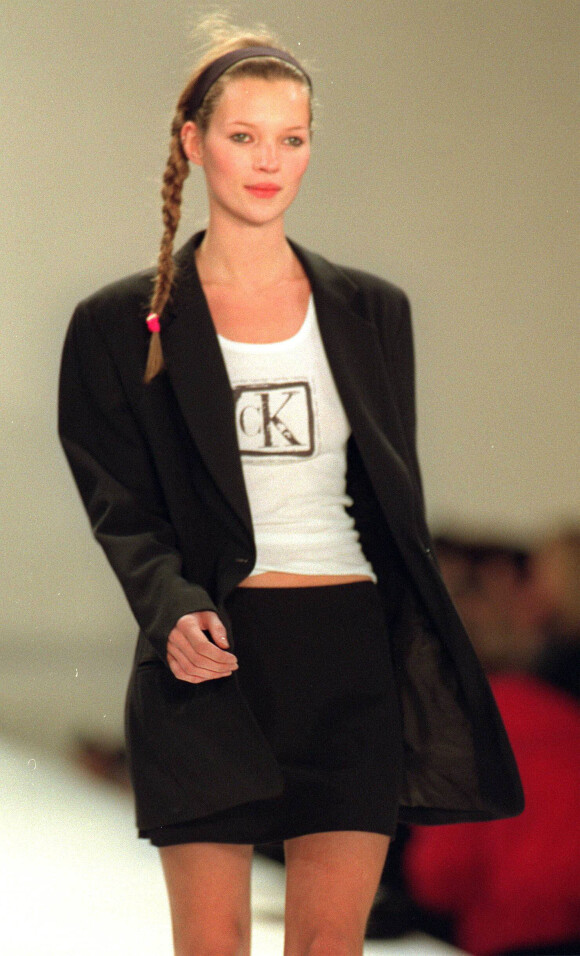 Kate Moss défile pour Calvin Klein à New York en 1993.