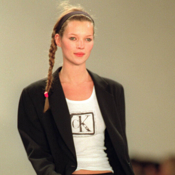 Kate Moss défile pour Calvin Klein à New York en 1993.