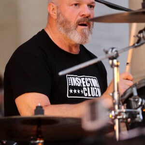 Le grand chef et animateur TV Philippe Etchebest donne un concert avec son groupe de Rock "Chef and the Gang" à l'occasion de la Fête de la Musique à Bordeaux, le 21 Juin 2019. © Patrick Bernard / Bestimage 