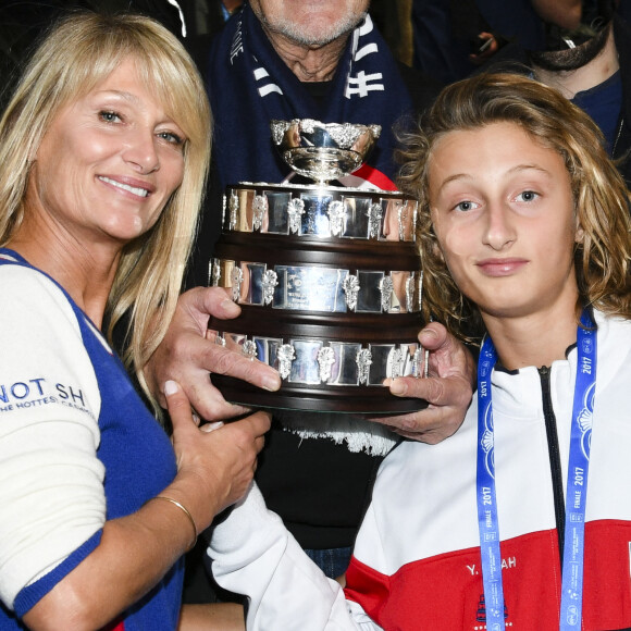 Jean-Claude Camus, Isabelle Camus (femme de Yannick Noah) et Joalukas Noah lors de Finale de la coupe Davis au Stade Pierre Mauroy à Villeneuve d'Ascq, France, le 26 novembre 2017. © Perusseau-Veeren/Bestimage