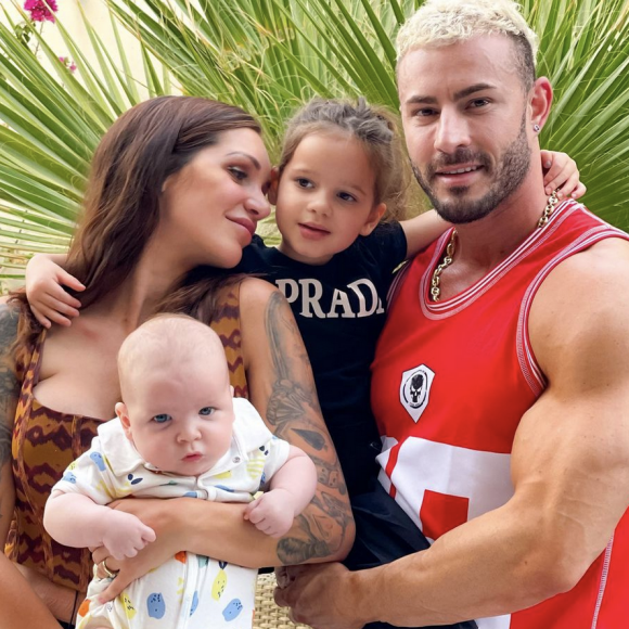 Julia Paredes avec son mari Maxime et leurs deux enfants Luna et Vittorio - Instagram