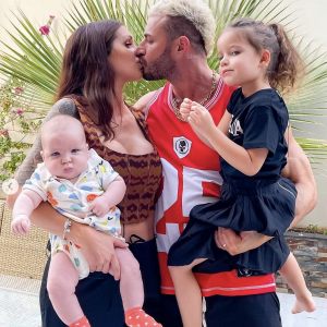 Julia Paredes avec son mari Maxime et leurs deux enfants Luna et Vittorio - Instagram