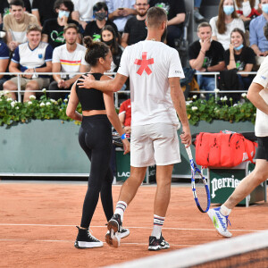 Exclusif - Benoît Paire et sa compagne Julie Bertin - Benoît Paire, Gaël Monfils, Domingo (Pierre Alexis Bizot) et Zerator (Adrien Nougaret) deux streamers se rencontrent lors d'un match de tennis à Roland Garros, Paris le 18 septembre 2021. © Veeren/Bestimage