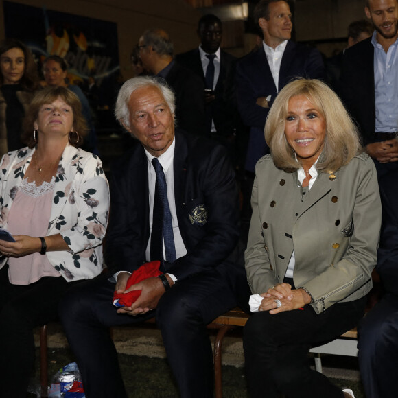 Brigitte Macron et Jacques Vendroux - Match de football caritatif entre le Variétés Club de France contre l'équipe de France des Parlementaires au profit de la Fondation Hôpitaux de Paris-Hôpitaux de France. © Marc Ausset-Lacroix/Bestimage 