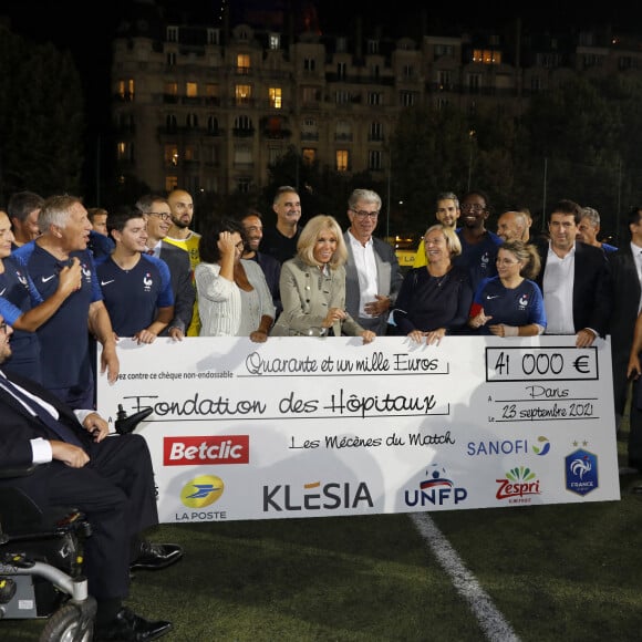 Brigitte Macron - Match de football caritatif entre le Variétés Club de France contre l'équipe de France des Parlementaires au profit de la Fondation Hôpitaux de Paris-Hôpitaux de France présidée par Brigitte Macron au stade Emile Anthoine à Paris le 23 septembre 2021. © Marc Ausset-Lacroix/Bestimage