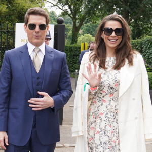 Tom Cruise, Pom Klementieff et Hayley Atwell arrivent pour la finale Dames du tournoi de tennis de Wimbledon au All England Lawn Tennis and Croquet Club à Londres, Royaume Uni.