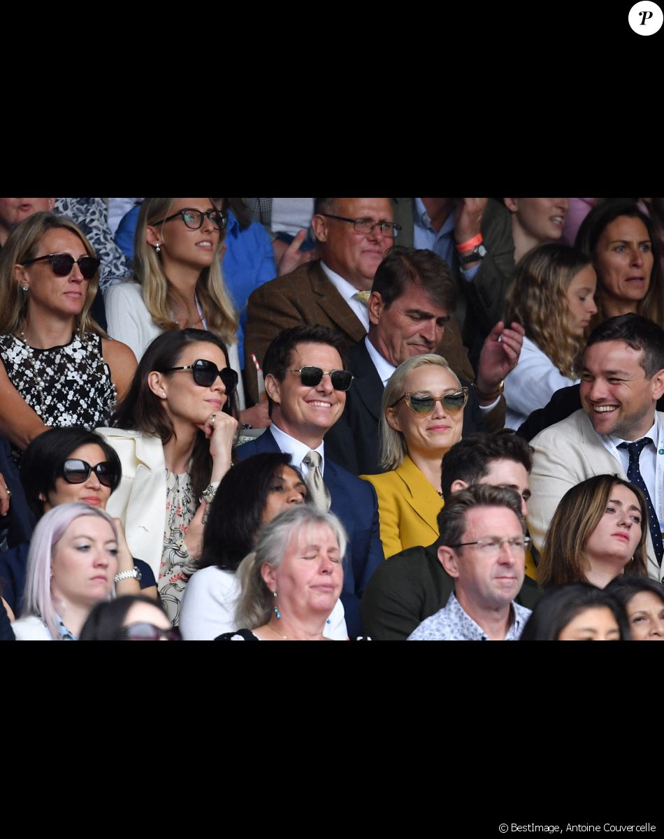 Tom Cruise entre Hayley Atwell et Pom Klementieff dans les tibunes du tournoi de tennis de Wimbledon au All England Lawn Tennis and Croquet Club à Londres, Royaume Uni, le 10 juillet 2021. © Antoine Couvercelle/Panoramic/Bestimage