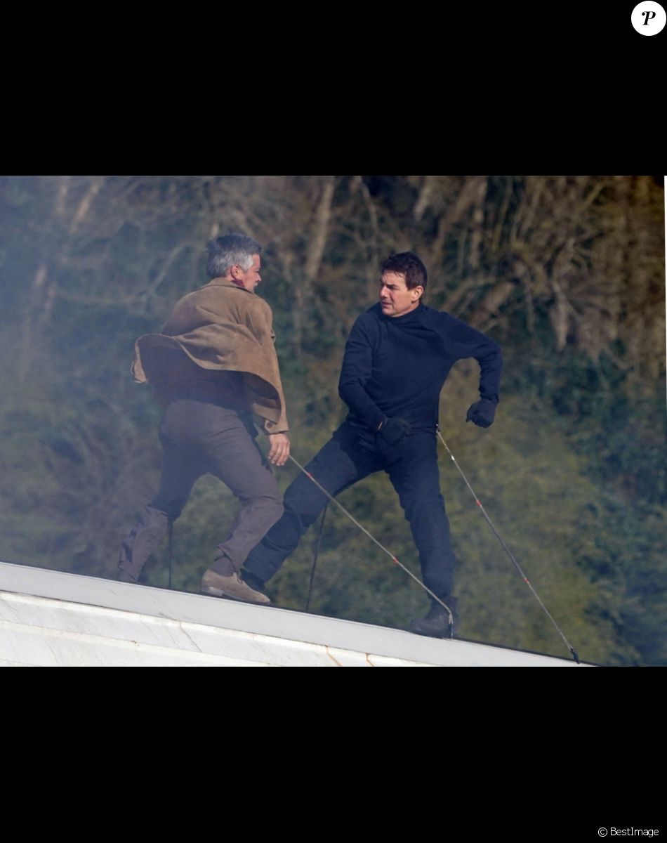 Tom Cruise et Hayley Atwell tournent une scène du film "Mission Impossible 7" sur le toit d'un train dans le Yorkshire, le 23 avril 2021.