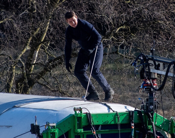 Tom Cruise sur le toit d'un train en mouvement pendant le tournage d'une scène du film "Mission Impossible 7" dans le Yorkshire, Royaume Uni, le 22 avril 2021.