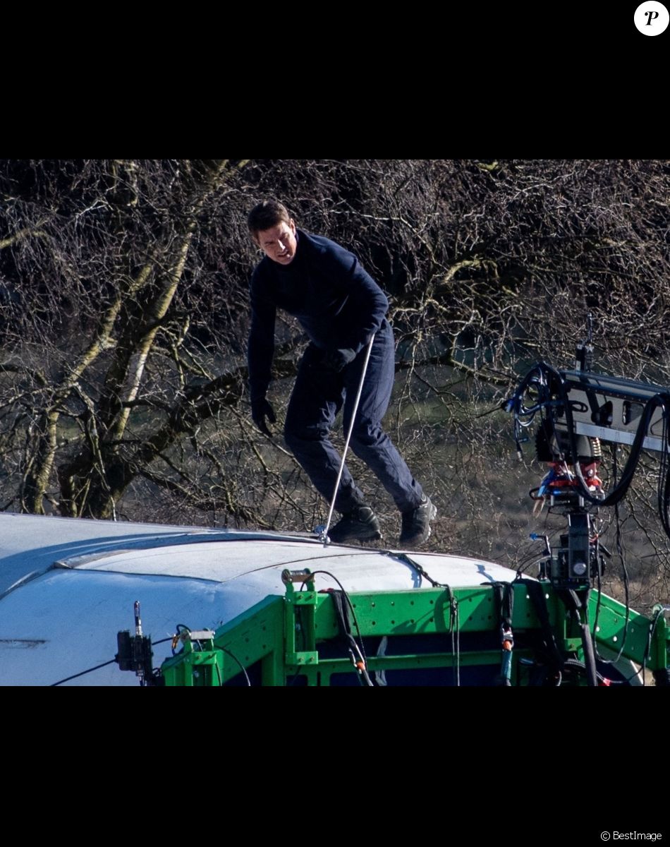 Tom Cruise sur le toit d'un train en mouvement pendant le tournage d'une scène du film "Mission Impossible 7" dans le Yorkshire, Royaume Uni, le 22 avril 2021.