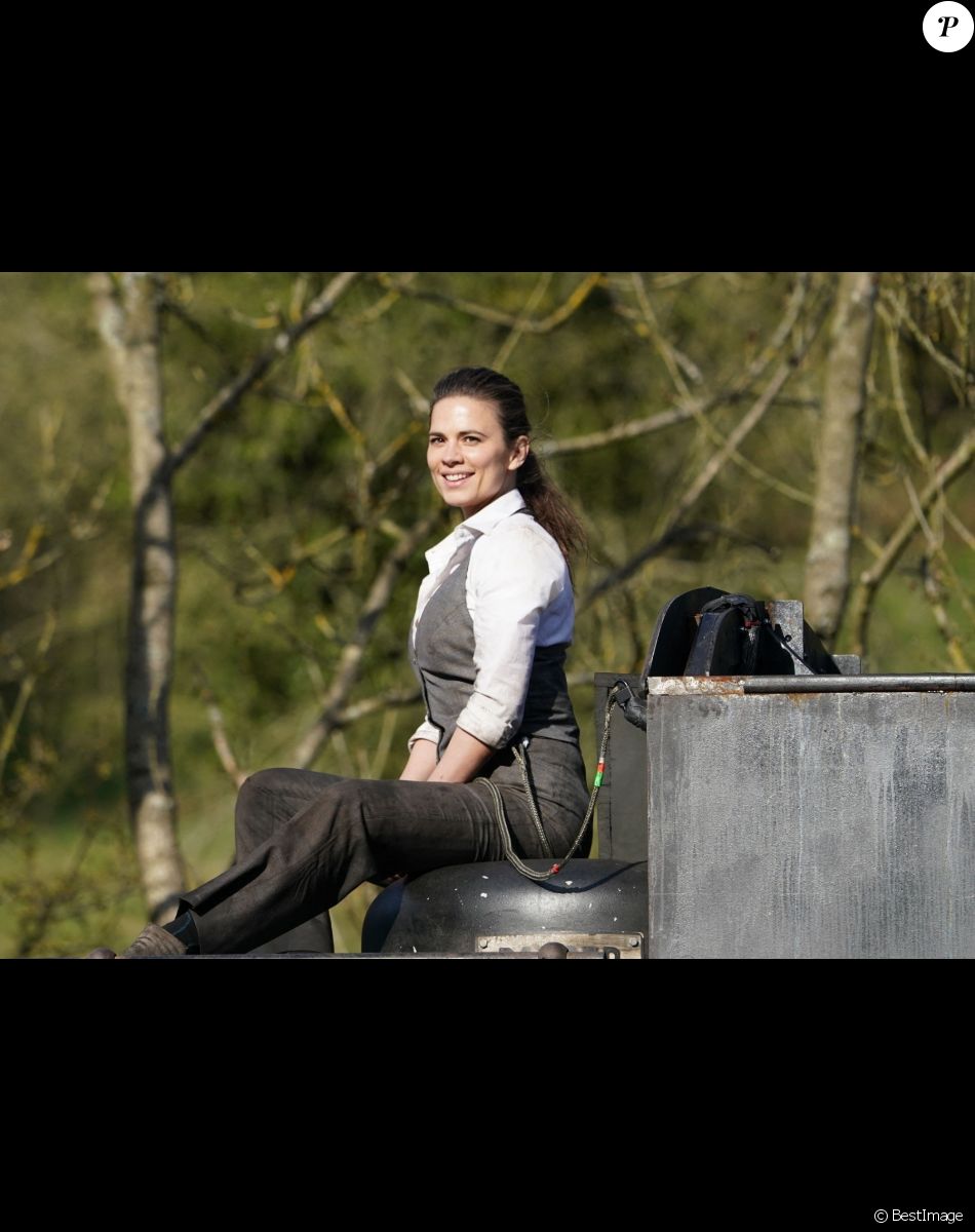 Tom Cruise et Hayley Atwell tournent une scène du film "Mission Impossible 7" sur le toit d'un train dans le Yorkshire, le 23 avril 2021.