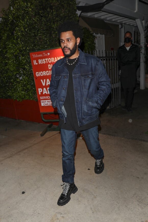 Exclusif - Angelina Jolie, 46 ans, et The Weeknd, 31 ans, ont quitté séparément le restaurant "Giorgio Baldi" à Santa Monica, après y avoir dîné, le 30 juin 2021. Ils ont pris soin de ne pas être photographiés ensemble à la sortie de l'établissement tard dans la nuit.