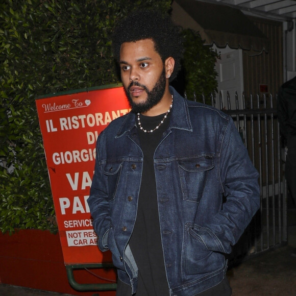 Exclusif - Angelina Jolie, 46 ans, et The Weeknd, 31 ans, ont quitté séparément le restaurant "Giorgio Baldi" à Santa Monica, après y avoir dîné, le 30 juin 2021. Ils ont pris soin de ne pas être photographiés ensemble à la sortie de l'établissement tard dans la nuit.