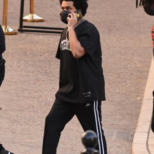 The Weeknd est allé faire du shopping sur Rodeo Drive à Beverly Hills, accompagné de son garde du corps. Le 3 décembre 2020