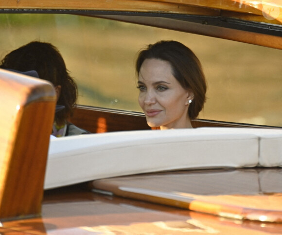 Angelina Jolie et l'artiste français JR vont au restaurant en bateau-taxi à Venise, le 30 juillet 2021.