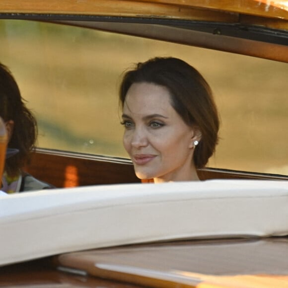 Angelina Jolie et l'artiste français JR vont au restaurant en bateau-taxi à Venise, le 30 juillet 2021.