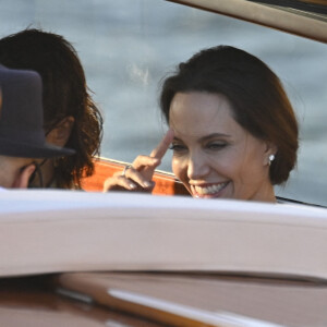 Angelina Jolie et l'artiste français JR vont au restaurant en bateau-taxi à Venise, le 30 juillet 2021.
