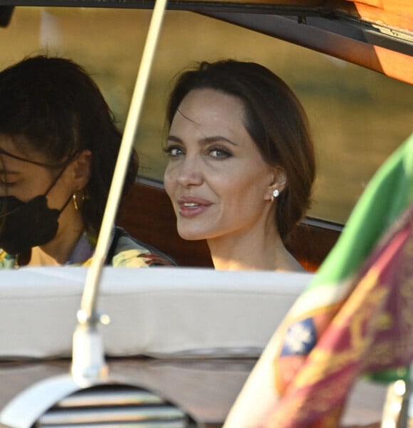 Angelina Jolie et l'artiste français JR vont au restaurant en bateau-taxi à Venise, le 30 juillet 2021. Un peu plus tôt, ils avaient été aperçus à leur arrivée dans la cité lacustre avec Shiloh, la fille de l'actrice.