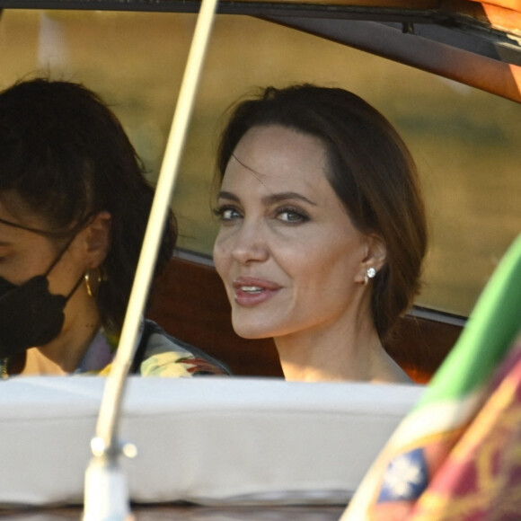 Angelina Jolie et l'artiste français JR vont au restaurant en bateau-taxi à Venise, le 30 juillet 2021. Un peu plus tôt, ils avaient été aperçus à leur arrivée dans la cité lacustre avec Shiloh, la fille de l'actrice.