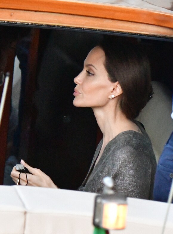 Angelina Jolie et l'artiste français JR vont au restaurant en bateau-taxi à Venise, le 30 juillet 2021. Un peu plus tôt, ils avaient été aperçus à leur arrivée dans la cité lacustre avec Shiloh, la fille de l'actrice.