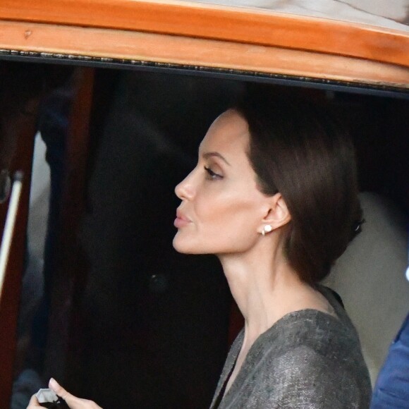 Angelina Jolie et l'artiste français JR vont au restaurant en bateau-taxi à Venise, le 30 juillet 2021. Un peu plus tôt, ils avaient été aperçus à leur arrivée dans la cité lacustre avec Shiloh, la fille de l'actrice.