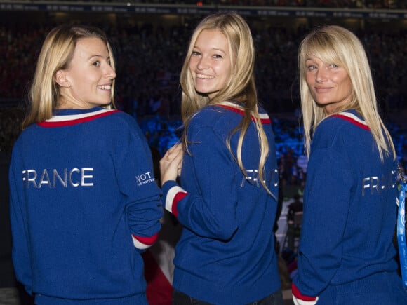 EXCLUSIF - Clémence Bertrand (femme de Lucas Pouille), Julia Lang ( compagne de Pierre-Hugues Herbert) et Isabelle Camus (femme de Yannick Noah )- 1er match de la Finale de la coupe Davis opposant la France à la Belgique remporté par Goffin (7-5, 6-3, 6-1) au Stade Pierre Mauroy à Lille , le 24 novembre 2017. © Perusseau - Ramsamy / Bestimage