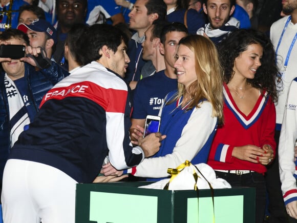 Pierre-Hugues Herbert et Julia Lang , Noura El Shwekh (compagne de Jo-Wilfried Tsonga) - L'équipe de France de tennis célèbre sa victoire contre l'équipe de tennis Belgique lors de Finale de la coupe Davis au Stade Pierre Mauroy à Villeneuve d'Ascq, France, le 26 novembre 2017. La France remporte sa 10ème coupe Davis de son histoire. © Perusseau-Veeren/Bestimage