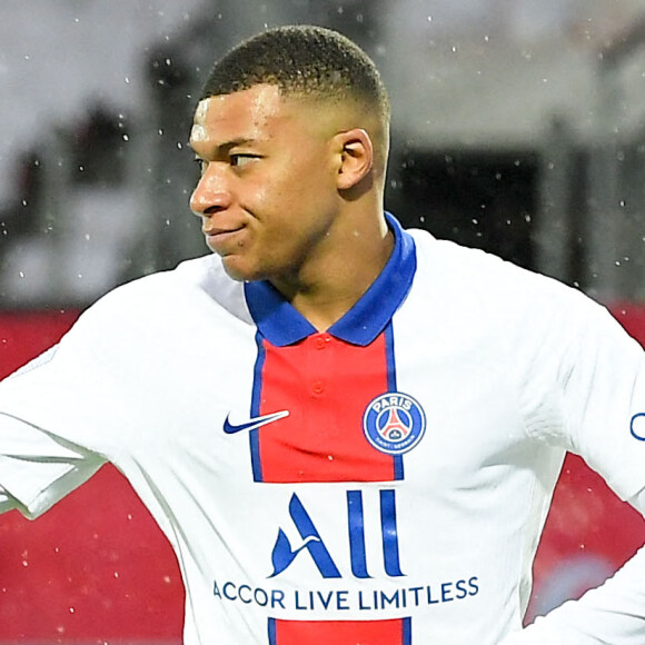 Kylian Mbappé (PSG) lors du match de championnat de Ligue 1 Uber Eats opposant le Stade Brestois au Paris Saint-Germain au stade Francis Le Blé à Brest, France. © Christophe Saidi/Panoramic/Bestimage 