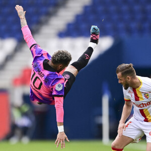 Neymar Jr (PSG) vs Jonathan Gradit (RC Lens) - Vol plané de Neymar Jr lors du match PSG-RC Lens au parc des princes à Paris le 1 er mai 2021. Photo : JB Autisier / Panoramic / Bestimage