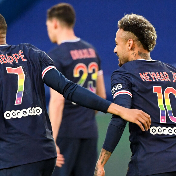 Kylian Mvbappé et Neymar - Match de football en ligue 1 Uber Eats : le Paris Saint Germain (PSG) bat Reims 4 à 0 au parc des Princes à Paris le 16 mai 2021. © Anthony Bibard/FEP/Panoramic / Bestimage 