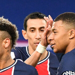 Kylian Mbappé et Neymar - Match de football en ligue 1 Uber Eats : le Paris Saint Germain (PSG) bat Reims 4 à 0 au parc des Princes à Paris le 16 mai 2021. © Anthony Bibard/FEP/Panoramic / Bestimage  Soccer match Ligue 1 Uber Eats : PSG - Reims (4-0) in Paris on may 16th 2021