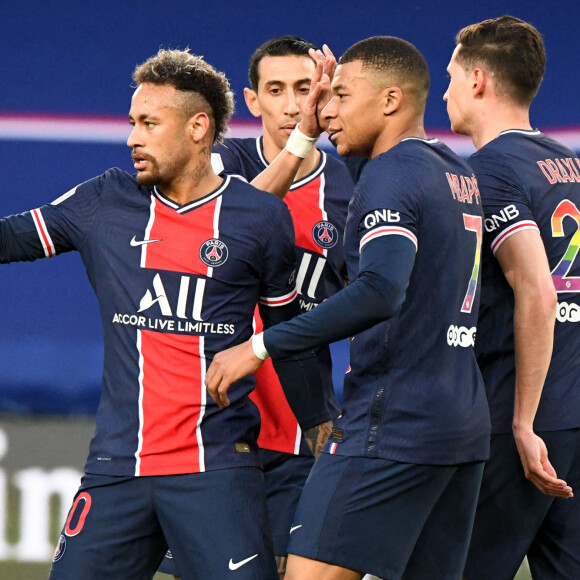 Kylian Mbappé et Neymar - Match de football en ligue 1 Uber Eats : le Paris Saint Germain (PSG) bat Reims 4 à 0 au parc des Princes à Paris le 16 mai 2021. © Anthony Bibard/FEP/Panoramic / Bestimage  Soccer match Ligue 1 Uber Eats : PSG - Reims (4-0) in Paris on may 16th 2021